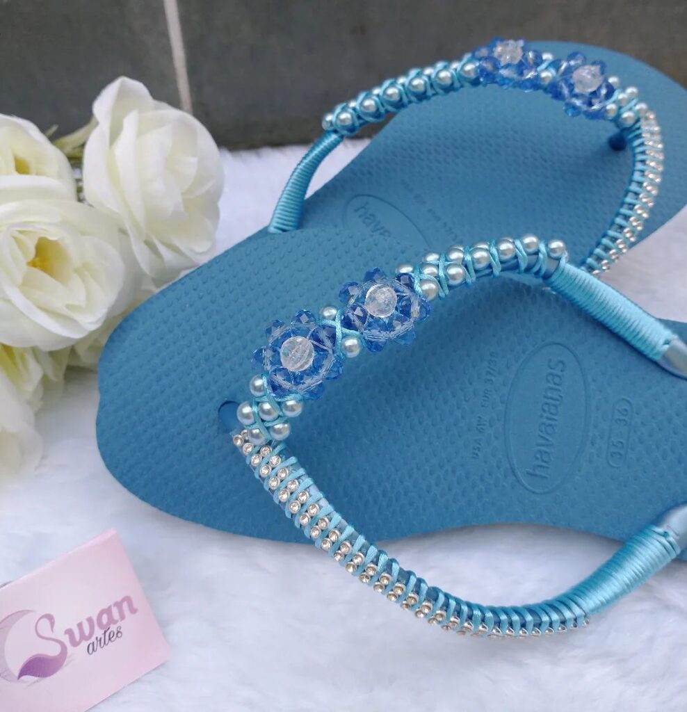 Havaiana Slim com flores de cristais azul céu